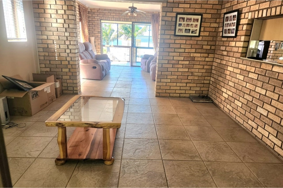 6 Bedroom Property for Sale in Wavecrest Eastern Cape